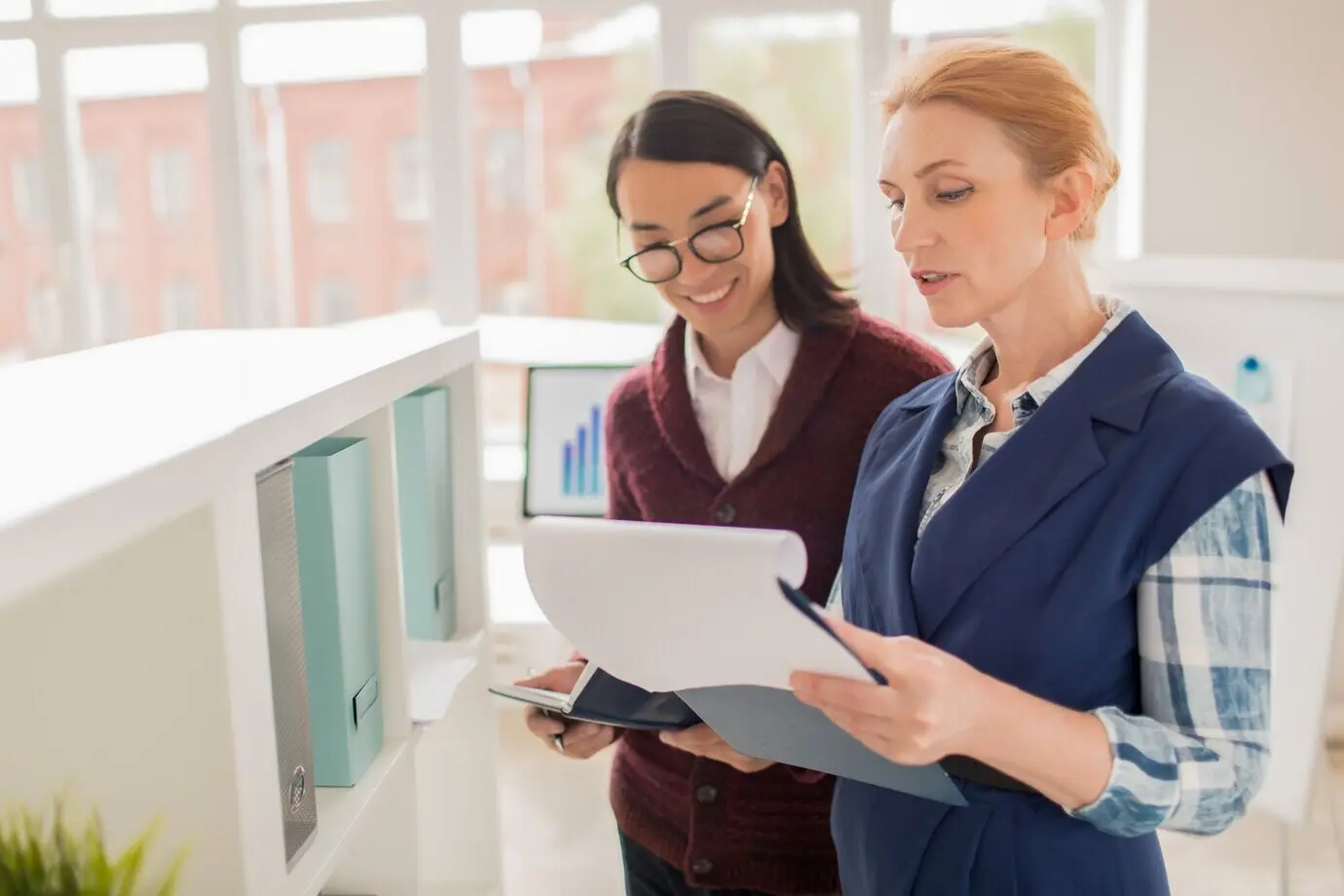 Diseñadores de interiores discutiendo un proyecto.
