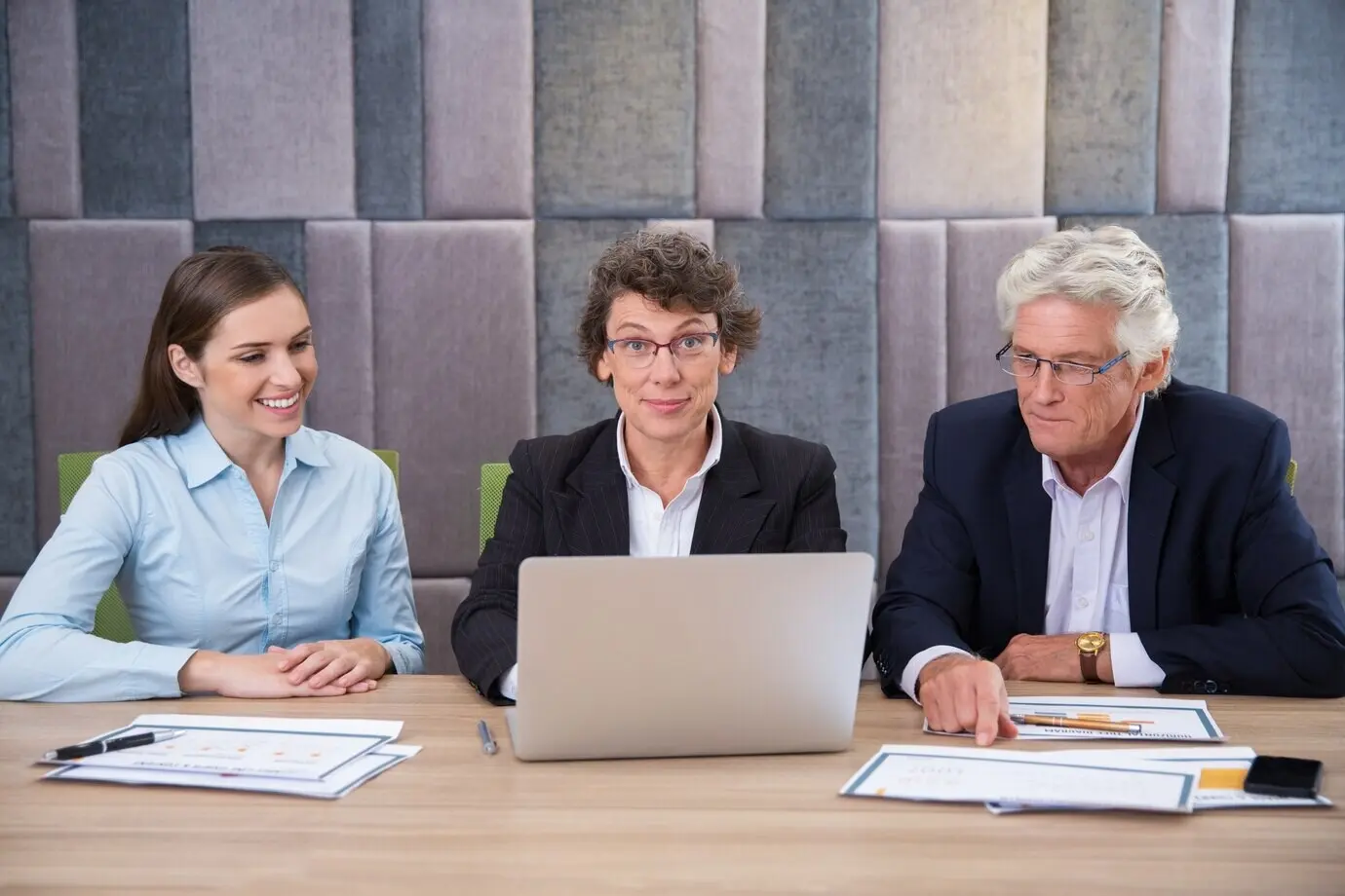 Hombre emprendedor sonriente, ejecutivo seguro de sí mismo